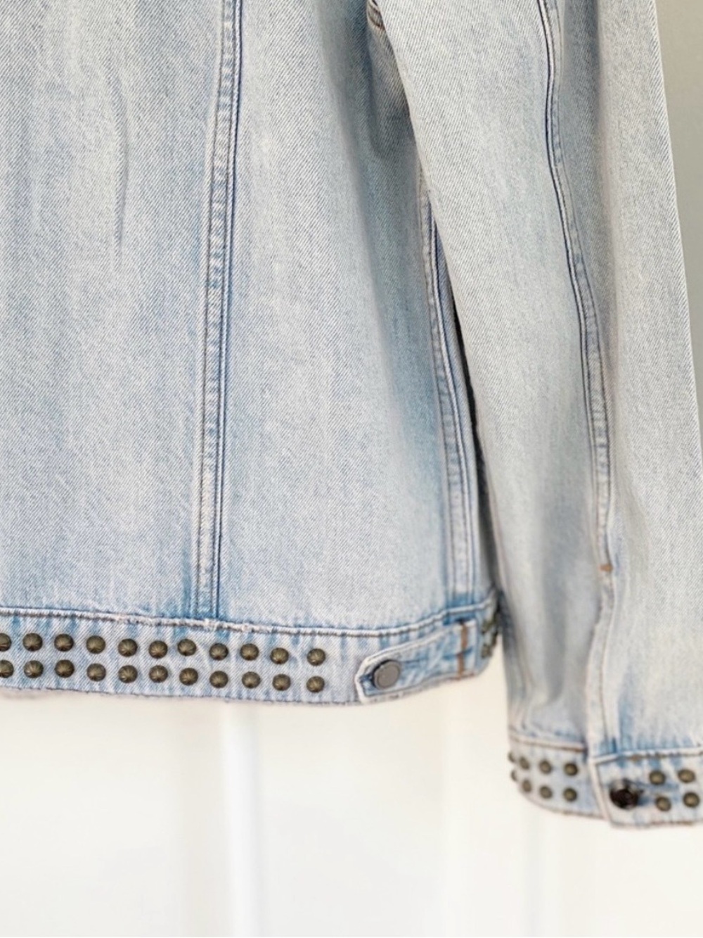 GOOD AMERICAN Light Wash Studded Denim Jacket - Picture 4 of 6